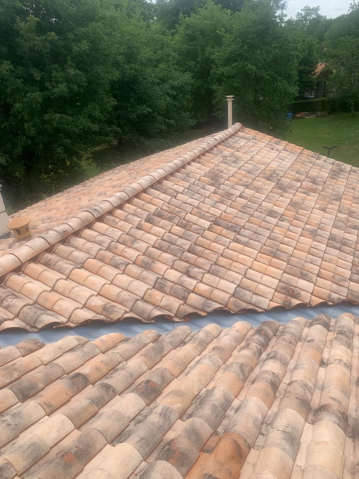Rénovation toiture Angoulême – solutions modernes en bac acier, ardoises et tuiles haute performance pour une couverture esthétique et durable
