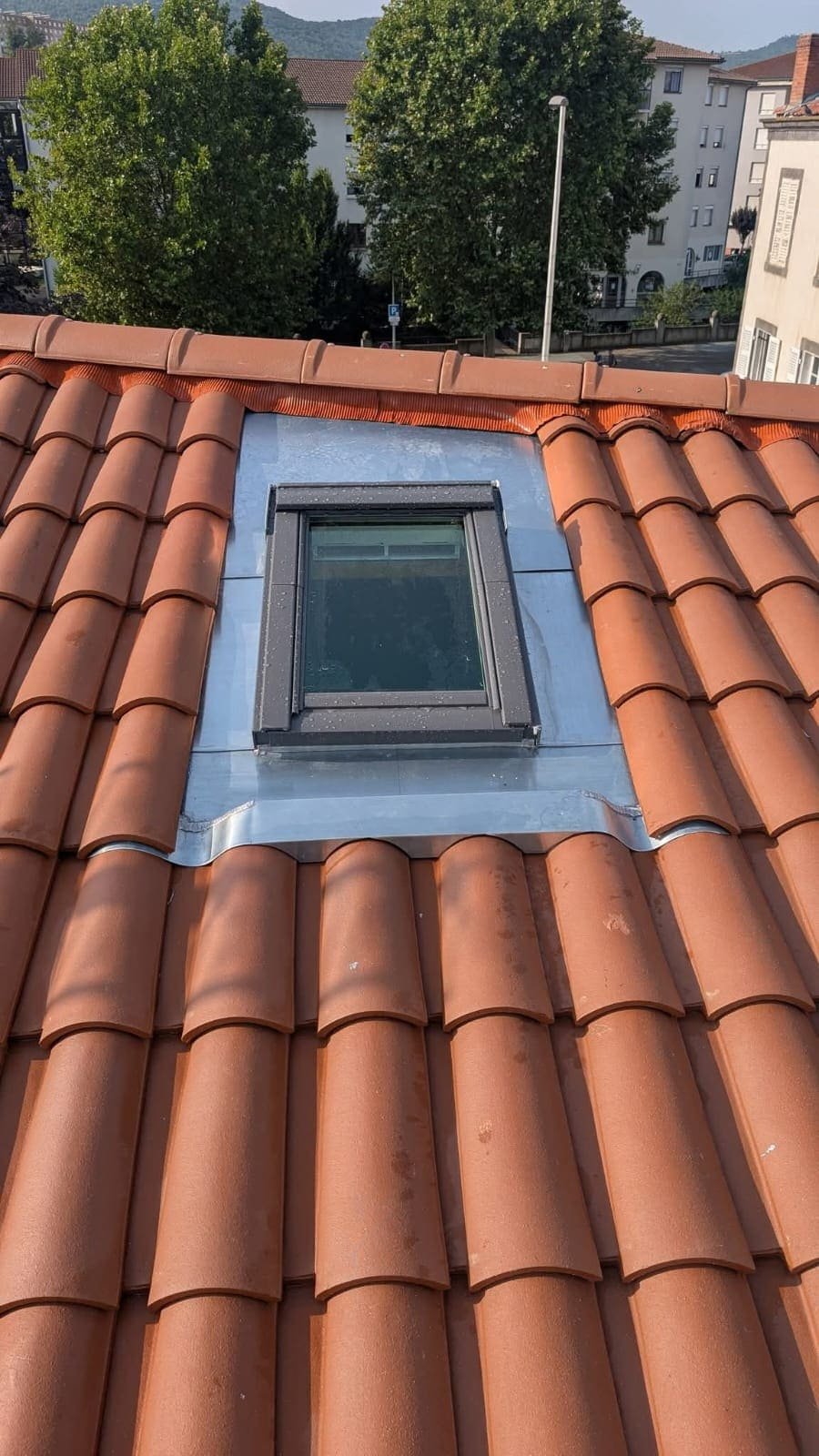 Couvreur zingueur Angoulême – travaux d’étanchéité sur solins, cheminées et fenêtres de toit pour une protection durable en Charente et Sud-Ouest